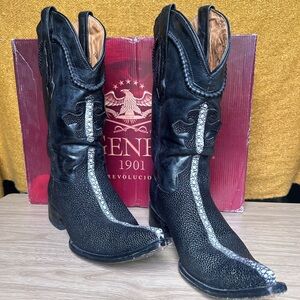 Black and white boots, brand El General number 8.5